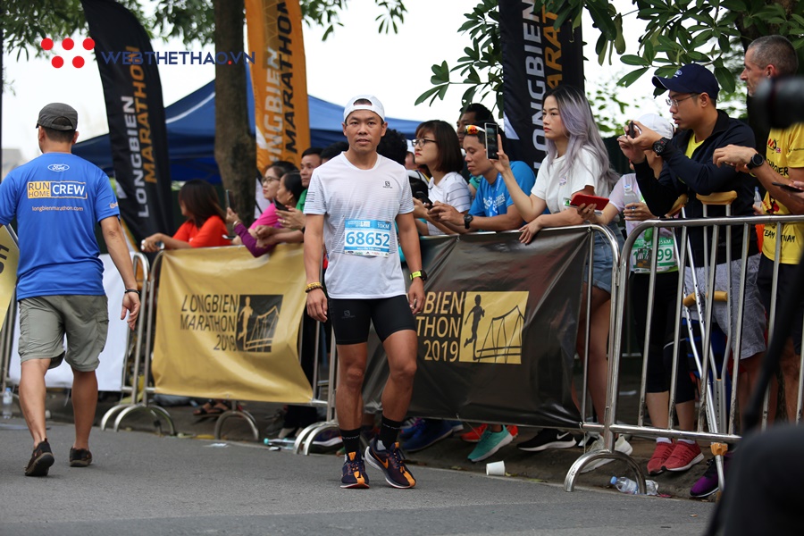 Đáng yêu khoảnh khắc “cựu vương” căng dây đích đón tân vô địch Longbien Marathon 2019 Đáng yêu khoảnh khắc “cựu vương” căng dây đích đón tân vô địch Longbien Marathon 2019